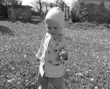 Renkli fotoğraf için poz veren çocuk yüzlü güzel erkek bebek, çocuk imajı olan erkek bebek kadrosu, beyaz yüz ifadesi, çocuk suratlı sağlıklı bir erkek çocuğu, iyi bir çekim için dinleniyor.