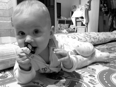 Renkli fotoğraf için poz veren çocuk yüzlü güzel erkek bebek, çocuk imajı olan erkek bebek kadrosu, beyaz yüz ifadesi, çocuk suratlı sağlıklı bir erkek çocuğu, iyi bir çekim için dinleniyor.