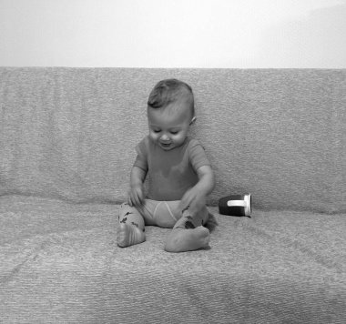 Renkli fotoğraf için poz veren çocuk yüzlü güzel erkek bebek, çocuk imajı olan erkek bebek kadrosu, beyaz yüz ifadesi, çocuk suratlı sağlıklı bir erkek çocuğu, iyi bir çekim için dinleniyor.