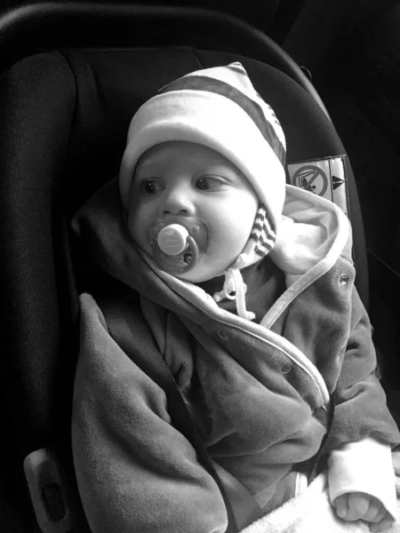 Schöne Baby Junge Mit Kindergesicht Posiert Fotograf Für Farbfoto Kader — Stockfoto