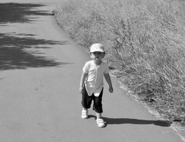 Renkli fotoğraf için poz veren çocuk yüzlü güzel erkek bebek, çocuk imajı olan erkek bebek kadrosu, beyaz yüz ifadesi, çocuk suratlı sağlıklı bir erkek çocuğu, iyi bir çekim için dinleniyor.