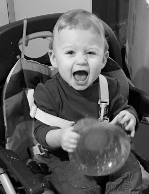 Renkli fotoğraf için poz veren çocuk yüzlü güzel erkek bebek, çocuk imajı olan erkek bebek kadrosu, beyaz yüz ifadesi, çocuk suratlı sağlıklı bir erkek çocuğu, iyi bir çekim için dinleniyor.