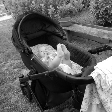 Renkli fotoğraf için poz veren çocuk yüzlü güzel erkek bebek, çocuk imajı olan erkek bebek kadrosu, beyaz yüz ifadesi, çocuk suratlı sağlıklı bir erkek çocuğu, iyi bir çekim için dinleniyor.