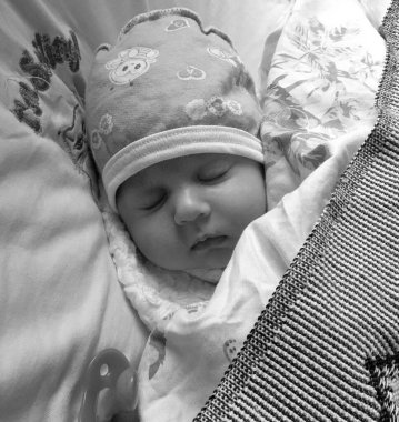 Renkli fotoğraf için fotoğrafçı pozu veren uyuyan erkek bebek, uyuyan bebek emziği, gülümseyen yüz, çocuk emziğindeki sağlıklı uyuyan erkek çocuğu.