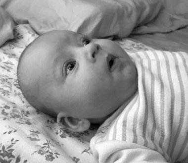 Renkli fotoğraf için poz veren çocuk yüzlü güzel erkek bebek, çocuk imajı olan erkek bebek kadrosu, beyaz yüz ifadesi, çocuk suratlı sağlıklı bir erkek çocuğu, iyi bir çekim için dinleniyor.