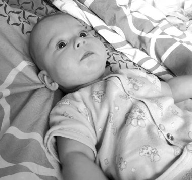 Renkli fotoğraf için poz veren çocuk yüzlü güzel erkek bebek, çocuk imajı olan erkek bebek kadrosu, beyaz yüz ifadesi, çocuk suratlı sağlıklı bir erkek çocuğu, iyi bir çekim için dinleniyor.