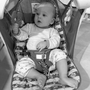 Renkli fotoğraf için poz veren çocuk yüzlü güzel erkek bebek, çocuk imajı olan erkek bebek kadrosu, beyaz yüz ifadesi, çocuk suratlı sağlıklı bir erkek çocuğu, iyi bir çekim için dinleniyor.