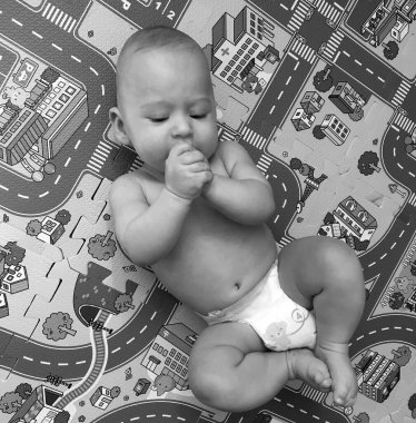 Renkli fotoğraf için poz veren çocuk yüzlü güzel erkek bebek, çocuk imajı olan erkek bebek kadrosu, beyaz yüz ifadesi, çocuk suratlı sağlıklı bir erkek çocuğu, iyi bir çekim için dinleniyor.