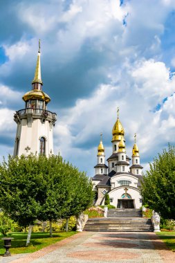 Hristiyan kilisesi, yüksek çan kulesinde ibadet için kesişiyor. Çan kulesinde haçı olan güzel bir kiliseden samimi bir duaya kadar fotoğraf çekiliyor. Çan kulesi üzerinde kilise duası açık gökyüzü üzerinde.
