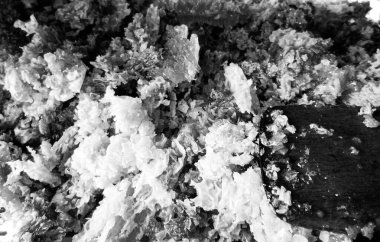 Altın nektarla dolu altıgen bal peteklerinden arı damlayan bal damlası, bal peteği yaz kompozisyonu doğal bal damlası, balmumu çerçeve arısına damlayan bal damlası, bal peteğine damlayan bal damlası