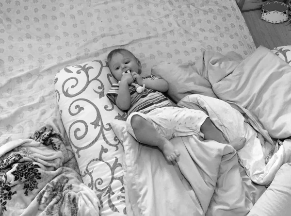 Menino Bonito Com Rosto Criança Posando Fotógrafo Para Foto Cores — Fotografia de Stock