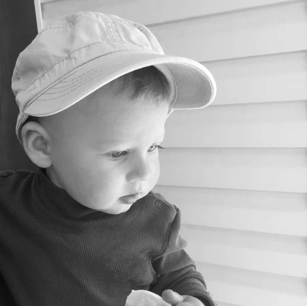 Мальчик Детской Шапке Позирующий Фотографу Цветной Фотографии Мальчик Детской Шапке — стоковое фото