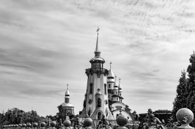 Hristiyan kilisesi, yüksek çan kulesinde ibadet için kesişiyor. Çan kulesinde haçı olan güzel bir kiliseden samimi bir duaya kadar fotoğraf çekiliyor. Çan kulesi üzerinde kilise duası açık gökyüzü üzerinde.