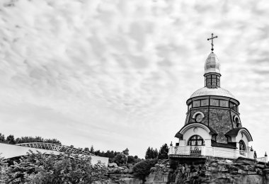 Hristiyan kilisesi, yüksek çan kulesinde ibadet için kesişiyor. Çan kulesinde haçı olan güzel bir kiliseden samimi bir duaya kadar fotoğraf çekiliyor. Çan kulesi üzerinde kilise duası açık gökyüzü üzerinde.