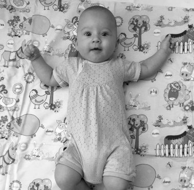 Renkli fotoğraf için poz veren çocuk yüzlü güzel erkek bebek, çocuk imajı olan erkek bebek kadrosu, beyaz yüz ifadesi, çocuk suratlı sağlıklı bir erkek çocuğu, iyi bir çekim için dinleniyor.