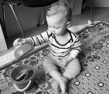 Renkli fotoğraf için poz veren çocuk yüzlü güzel erkek bebek, çocuk imajı olan erkek bebek kadrosu, beyaz yüz ifadesi, çocuk suratlı sağlıklı bir erkek çocuğu, iyi bir çekim için dinleniyor.