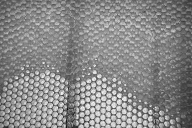 Altın nektarla dolu altıgen bal peteklerinden arı damlayan bal damlası, bal peteği yaz kompozisyonu doğal bal damlası, balmumu çerçeve arısına damlayan bal damlası, bal peteğine damlayan bal damlası