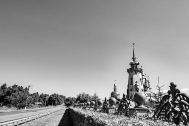 Hristiyan kilisesi, yüksek çan kulesinde ibadet için kesişiyor. Çan kulesinde haçı olan güzel bir kiliseden samimi bir duaya kadar fotoğraf çekiliyor. Çan kulesi üzerinde kilise duası açık gökyüzü üzerinde.
