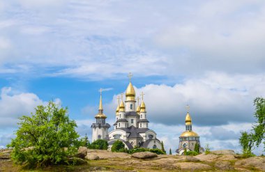 Hristiyan kilisesi, yüksek çan kulesinde ibadet için kesişiyor. Çan kulesinde haçı olan güzel bir kiliseden samimi bir duaya kadar fotoğraf çekiliyor. Çan kulesi üzerinde kilise duası açık gökyüzü üzerinde.