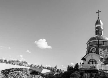 Hristiyan kilisesi, yüksek çan kulesinde ibadet için kesişiyor. Çan kulesinde haçı olan güzel bir kiliseden samimi bir duaya kadar fotoğraf çekiliyor. Çan kulesi üzerinde kilise duası açık gökyüzü üzerinde.