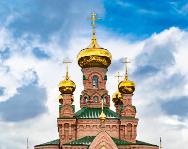 Hristiyan kilisesi, yüksek çan kulesinde ibadet için kesişiyor. Çan kulesinde haçı olan güzel bir kiliseden samimi bir duaya kadar fotoğraf çekiliyor. Çan kulesi üzerinde kilise duası açık gökyüzü üzerinde.