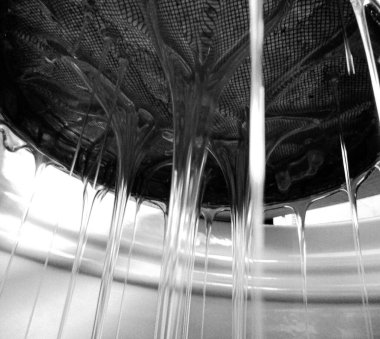 Sıvı nektarla dolu altıgen bal peteklerinden arı damlayan bal damlası, bal petekleri doğal bal damlatan yaz kompozisyonu, balmumu çerçeveli arı damlası, bal peteğine damlayan bal damlası