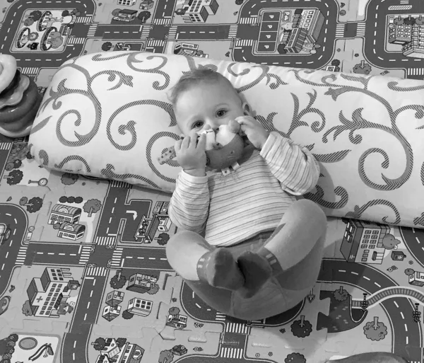 Hermoso Bebé Niño Con Cara Niño Posando Fotógrafo Para Foto —  Fotos de Stock