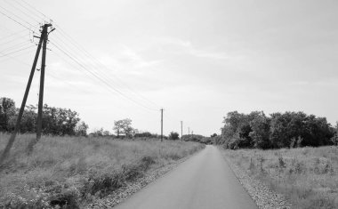 Renkli arka planda güzel boş asfalt yol, kırsal alandan geçen yeni boş asfalt yol, yeşillik kırsalında hız arabası için boş asfalt yol.