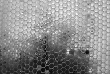 Altın nektarla dolu altıgen bal peteklerinden arı damlayan bal damlası, bal peteği yaz kompozisyonu doğal bal damlası, balmumu çerçeve arısına damlayan bal damlası, bal peteğine damlayan bal damlası