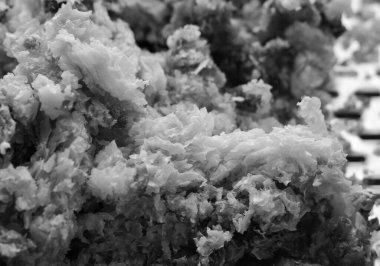 Altın nektarla dolu altıgen bal peteklerinden arı damlayan bal damlası, bal peteği yaz kompozisyonu doğal bal damlası, balmumu çerçeve arısına damlayan bal damlası, bal peteğine damlayan bal damlası