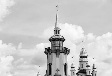 Hristiyan kilisesi, yüksek çan kulesinde ibadet için kesişiyor. Çan kulesinde haçı olan güzel bir kiliseden samimi bir duaya kadar fotoğraf çekiliyor. Çan kulesi üzerinde kilise duası açık gökyüzü üzerinde.