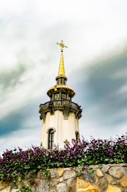 Hristiyan kilisesi, yüksek çan kulesinde ibadet için kesişiyor. Çan kulesinde haçı olan güzel bir kiliseden samimi bir duaya kadar fotoğraf çekiliyor. Çan kulesi üzerinde kilise duası açık gökyüzü üzerinde.