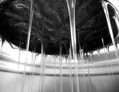 Sıvı nektarla dolu altıgen bal peteklerinden arı damlayan bal damlası, bal petekleri doğal bal damlatan yaz kompozisyonu, balmumu çerçeveli arı damlası, bal peteğine damlayan bal damlası