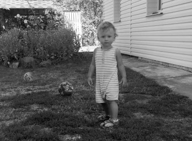 Renkli fotoğraf için poz veren çocuk yüzlü güzel erkek bebek, çocuk imajı olan erkek bebek kadrosu, beyaz yüz ifadesi, çocuk suratlı sağlıklı bir erkek çocuğu, iyi bir çekim için dinleniyor.