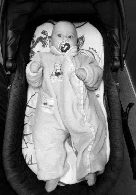 Renkli fotoğraf için poz veren çocuk yüzlü güzel erkek bebek, çocuk imajı olan erkek bebek kadrosu, beyaz yüz ifadesi, çocuk suratlı sağlıklı bir erkek çocuğu, iyi bir çekim için dinleniyor.