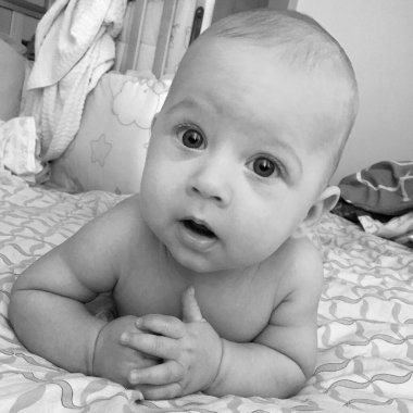 Renkli fotoğraf için poz veren çocuk yüzlü güzel erkek bebek, çocuk imajı olan erkek bebek kadrosu, beyaz yüz ifadesi, çocuk suratlı sağlıklı bir erkek çocuğu, iyi bir çekim için dinleniyor.