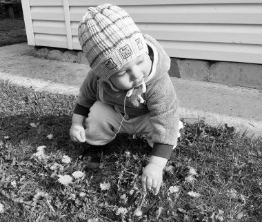 Renkli fotoğraf için poz veren çocuk yüzlü güzel erkek bebek, çocuk imajı olan erkek bebek kadrosu, beyaz yüz ifadesi, çocuk suratlı sağlıklı bir erkek çocuğu, iyi bir çekim için dinleniyor.