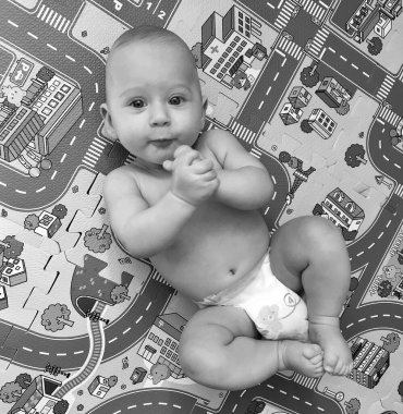 Renkli fotoğraf için poz veren çocuk yüzlü güzel erkek bebek, çocuk imajı olan erkek bebek kadrosu, beyaz yüz ifadesi, çocuk suratlı sağlıklı bir erkek çocuğu, iyi bir çekim için dinleniyor.