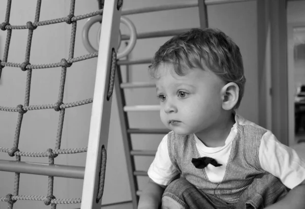 Schöne Baby Junge Mit Kindergesicht Posiert Fotograf Für Farbfoto Kader — Stockfoto