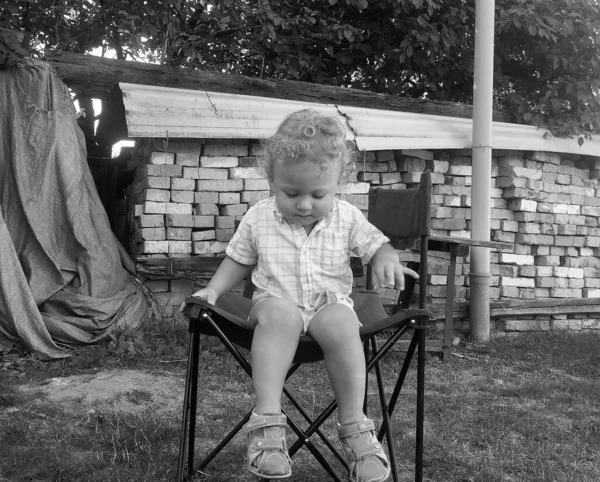 Hermoso Bebé Niño Con Cara Niño Posando Fotógrafo Para Foto —  Fotos de Stock