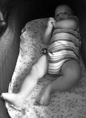 Renkli fotoğraf için poz veren çocuk yüzlü güzel erkek bebek, çocuk imajı olan erkek bebek kadrosu, beyaz yüz ifadesi, çocuk suratlı sağlıklı bir erkek çocuğu, iyi bir çekim için dinleniyor.