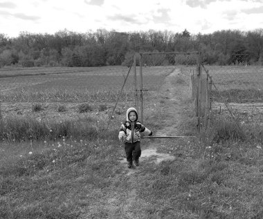 Renkli fotoğraf için poz veren çocuk yüzlü güzel erkek bebek, çocuk imajı olan erkek bebek kadrosu, beyaz yüz ifadesi, çocuk suratlı sağlıklı bir erkek çocuğu, iyi bir çekim için dinleniyor.