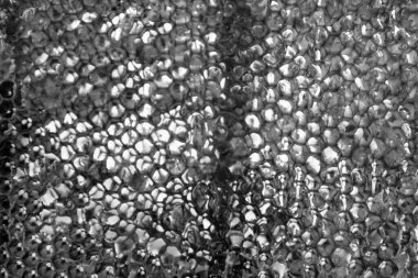 Altın nektarla dolu altıgen bal peteklerinden arı damlayan bal damlası, bal peteği yaz kompozisyonu doğal bal damlası, balmumu çerçeve arısına damlayan bal damlası, bal peteğine damlayan bal damlası