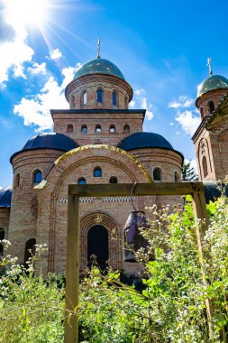 Hristiyan kilisesi, yüksek çan kulesinde ibadet için kesişiyor. Çan kulesinde haçı olan güzel bir kiliseden samimi bir duaya kadar fotoğraf çekiliyor. Çan kulesi üzerinde kilise duası açık gökyüzü üzerinde.