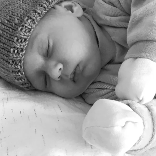 Bellissimo Bambino Dormiente Con Cappello Bambino Posa Fotografo Foto Colori — Foto Stock