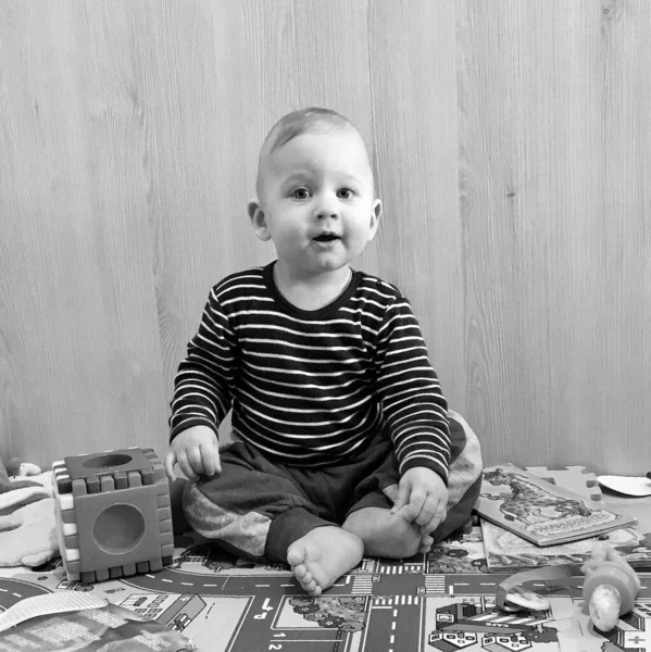 Bellissimo Bambino Ragazzo Con Volto Bambino Posa Fotografo Foto Colori — Foto Stock