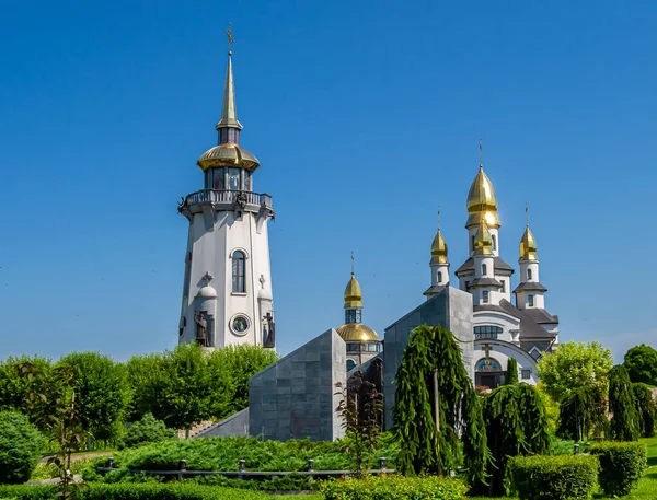 Hristiyan kilisesi, yüksek çan kulesinde ibadet için kesişiyor. Çan kulesinde haçı olan güzel bir kiliseden samimi bir duaya kadar fotoğraf çekiliyor. Çan kulesi üzerinde kilise duası açık gökyüzü üzerinde.