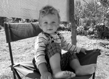 Renkli fotoğraf için poz veren çocuk yüzlü güzel erkek bebek, çocuk imajı olan erkek bebek kadrosu, beyaz yüz ifadesi, çocuk suratlı sağlıklı bir erkek çocuğu, iyi bir çekim için dinleniyor.