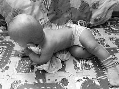 Renkli fotoğraf için poz veren çocuk yüzlü güzel erkek bebek, çocuk imajı olan erkek bebek kadrosu, beyaz yüz ifadesi, çocuk suratlı sağlıklı bir erkek çocuğu, iyi bir çekim için dinleniyor.