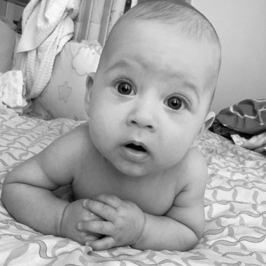 Renkli fotoğraf için poz veren çocuk yüzlü güzel erkek bebek, çocuk imajı olan erkek bebek kadrosu, beyaz yüz ifadesi, çocuk suratlı sağlıklı bir erkek çocuğu, iyi bir çekim için dinleniyor.